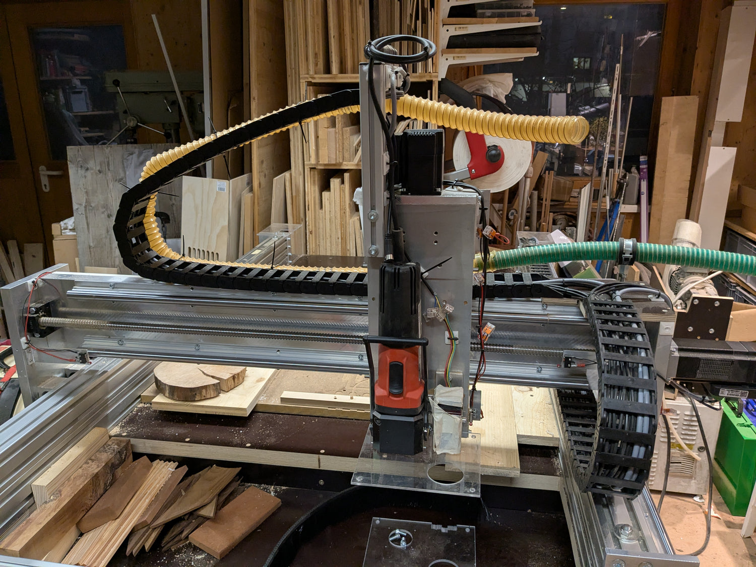Selbstgebaute CNC Fräse für Holz mit sichtbarer Spindel in einer Werkstatt