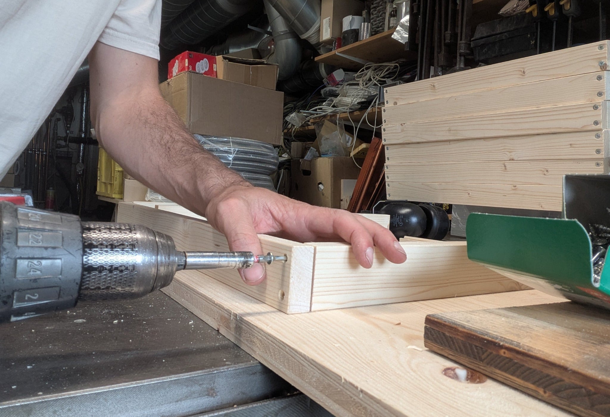 Detailaufnahme eines handgefertigten Holzprodukts während der Fertigung in der Werkstatt