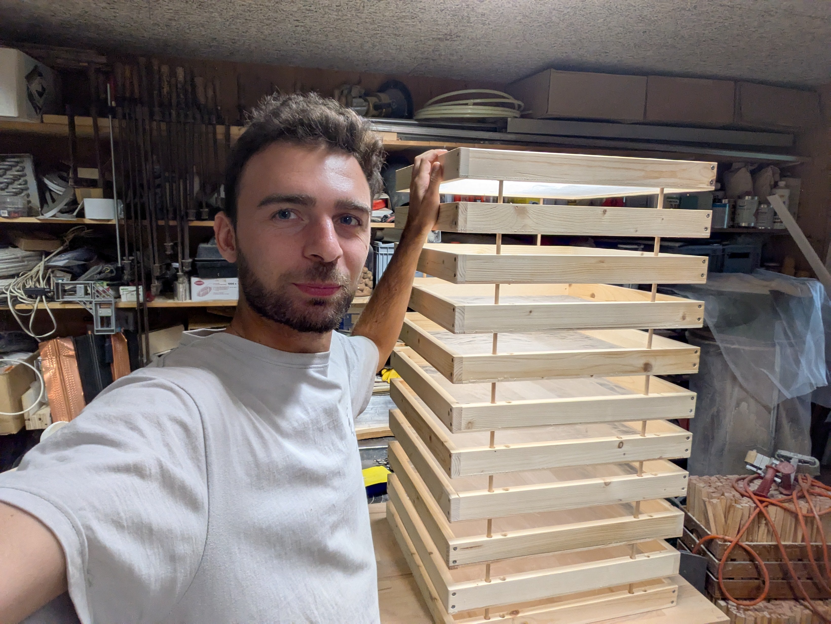 Kräutertrockner aus Holz in der Werkstatt während der Herstellung.