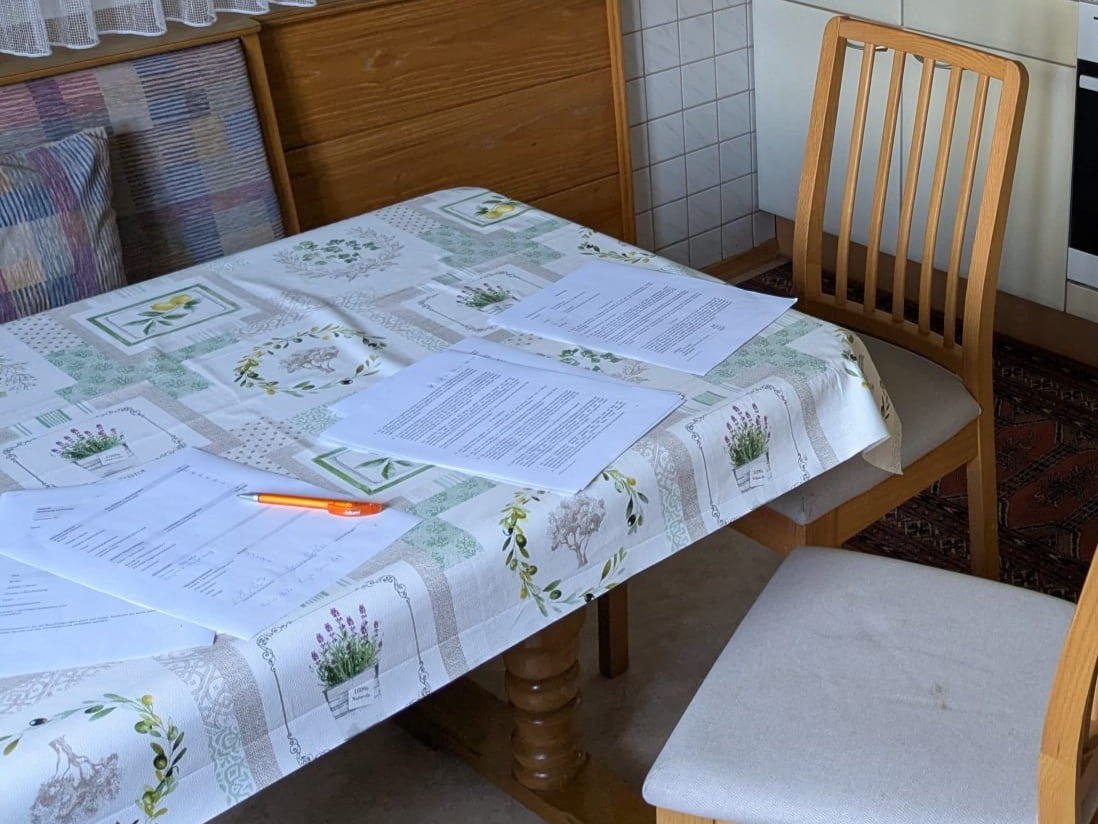 Unterzeichnung eines Mietvertrags als Symbol für Umzug und Neubeginn in einer neuen Wohnung