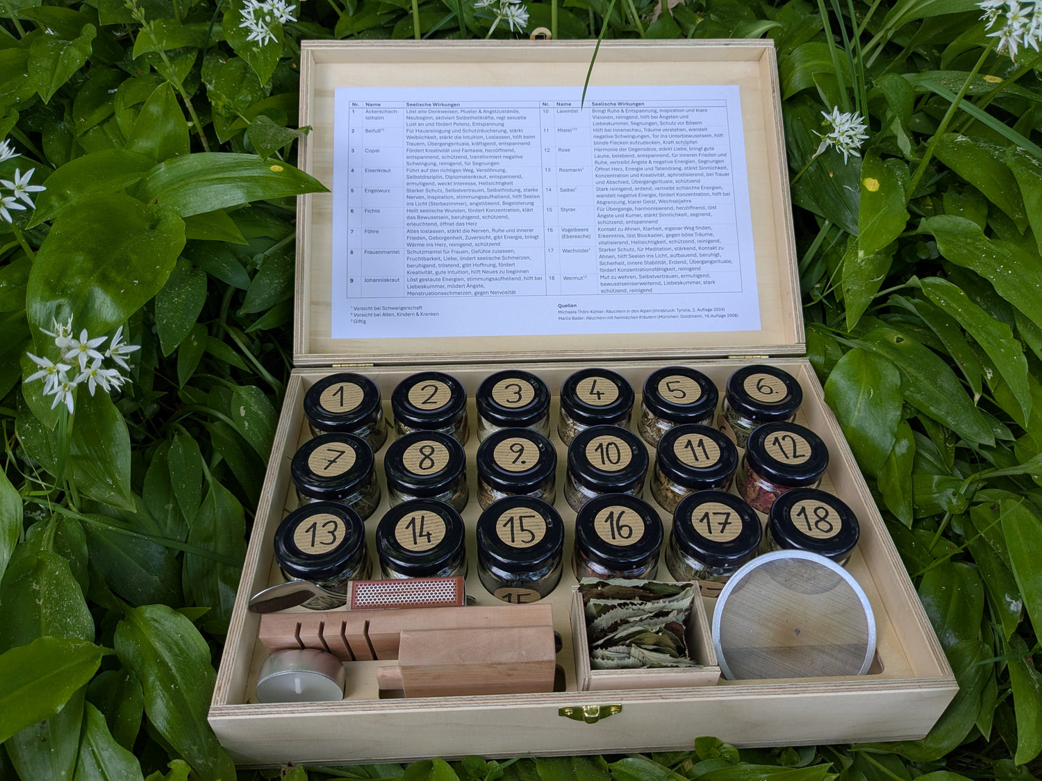 Räucherkoffer Set mit 18 Kräutern und Harzen sowie Zubehör für Räucherrituale in der Natur.