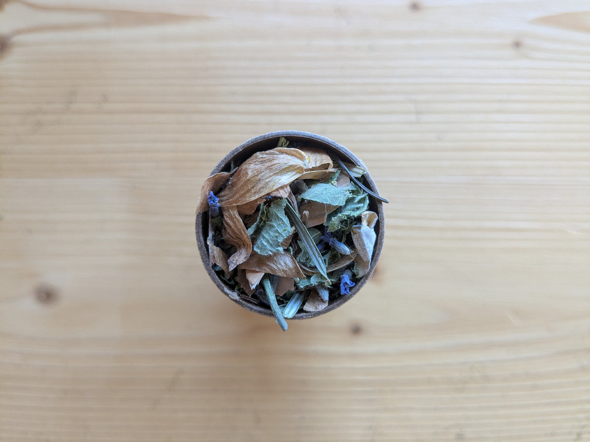 Kartondose mit getrockneter Räuchermischung aus Kräutern und Blüten, Draufsicht