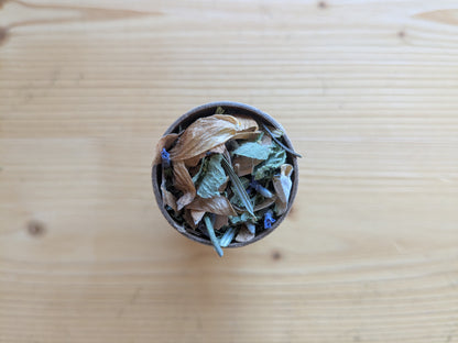 Kartondose mit getrockneter Räuchermischung aus Kräutern und Blüten, Draufsicht
