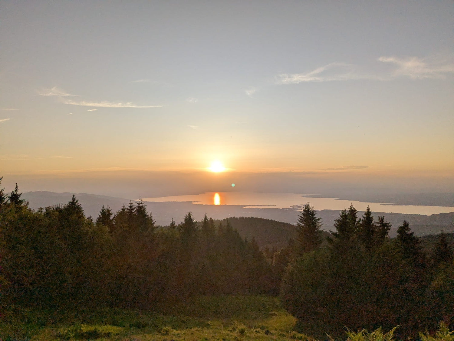 Sonnenuntergang zur Sommersonnenwende mit Blick auf den Bodensee in den Bergen – stimmungsvolle Atmosphäre für Räucheritual.