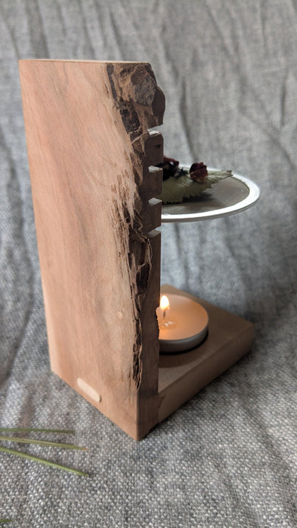 Räucherstövchen aus Birnenholz mit Sieb, Kräutern und Teelicht.