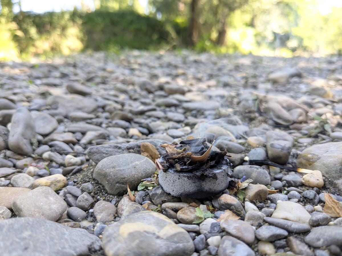 Ritual mit Räuchermischung für Neubeginn und Firmengründung an einer Ache in der Natur – bewusster Start eines neuen Unternehmens in achtsamer Umgebung.