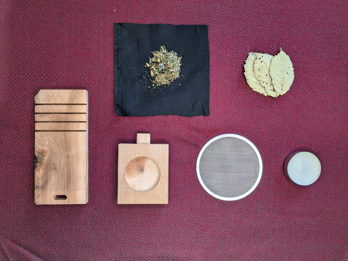 Komplettes Stövchen Set mit Holzhalter, Ruchersieb, Teelicht, räuchermischun Kräutern und Brombeerblätter.