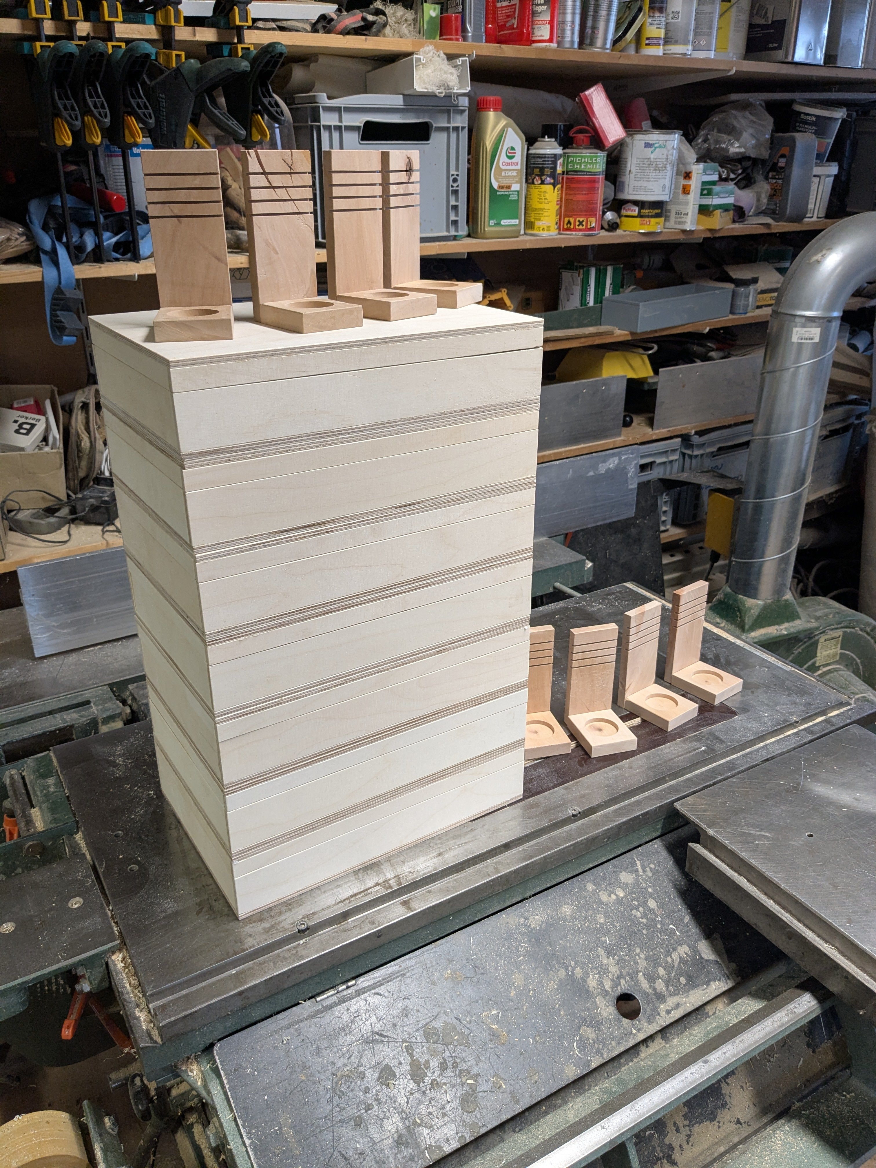 Holz Räucherkoffer und Bauteile in einer Werkstatt während der Produktion gestapelt